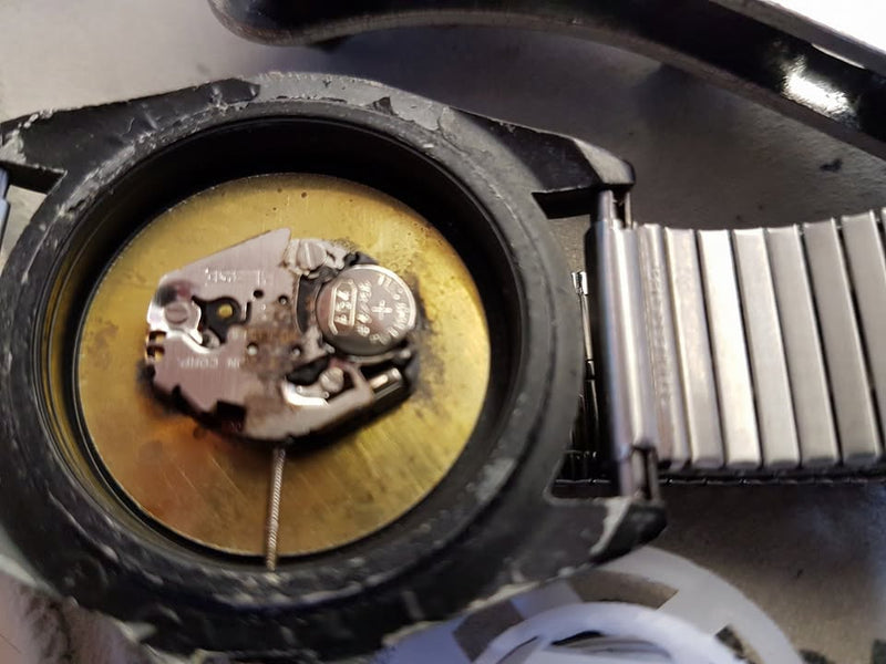 Why cheap batteries can wreck your watch