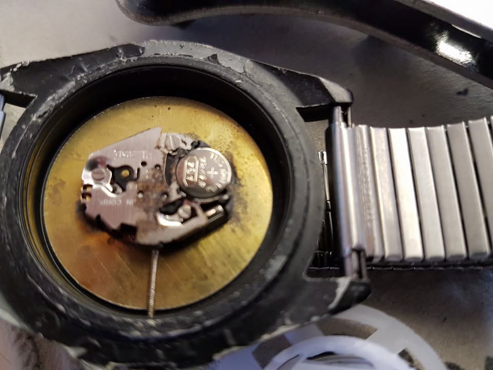 Why cheap batteries can wreck your watch